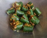 A picture of step 3 of Stuffed sponge gourd.
