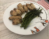 Foto del paso 2 de la receta: Alitas de pollo con espárragos salteados