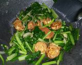 Foto langkah ke 4 dari resep Tumis Sawi Hijau Tofu Goreng Kering.