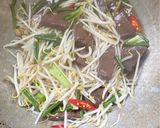 รูปขั้นตอนการทำที่ 2 ของ ผัดถั่วงอก