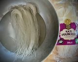Foto del paso 1 de la receta: Ensalada de fideos de arroz con maíz y guisantes