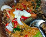 Foto langkah ke 3 dari resep Kepala Ayam kecap pedas.