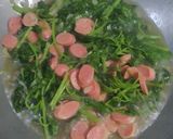 Foto langkah ke 2 dari resep Tumis Bayam Sosis.