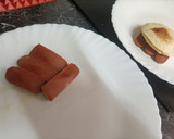 Foto del paso 2 de la receta: Bocaditos de queso con salchichas y huevos al nido
