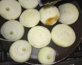 Foto del paso 2 de la receta: Hamburguesa de pechuga de pollo a la plancha con tocino