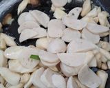 รูปขั้นตอนการทำที่ 4 ของ ราดหน้าเส้นหมี่ผัดไข่ใส่ลูกชิ้น,เห็ด,คะน้า#48