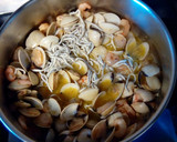 Foto del paso 1 de la receta: Patatas con almejas gulas y gambas