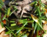 รูปขั้นตอนการทำที่ 2 ของ "ผัดดอกกุยช่ายเต้าหู้ปลา"Stir Fried Garlic Chives with Fish Tofu