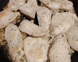 Borsos, fokhagymás csirkemell, gombás, sajtos szószban gluténmentesen recept fázis 2 fotója