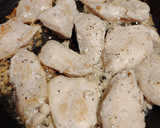 Borsos, fokhagymás csirkemell, gombás, sajtos szószban gluténmentesen recept fázis 2 fotója
