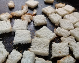 Foto del paso 1 de la receta: Papas fritas con salsa y crutones