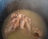 Foto del paso 1 de la receta: Consomé de gallina con huevo picado