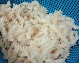 A picture of step 1 of Cheesy pasta.