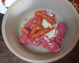 Foto del paso 3 de la receta: Bocadillo de albóndigas con chistorra y queso