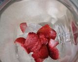 Foto del paso 2 de la receta: Agua de piña con fresas 🍍🍓