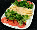Foto del paso 1 de la receta: Ensalada de espárragos, tomates y hojas tiernas