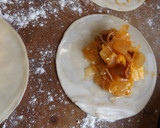 Foto del paso 2 de la receta: Empanadas de cebolla, chorizo colorado y quesos