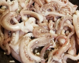 Foto del paso 1 de la receta: Fideos con tinta de calamar con salsa de calamar (fácil!) 🐙