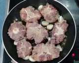 Foto del paso 2 de la receta: Rabo de ternera estofado al vino tinto