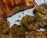 Foto del paso 4 de la receta: Salmón a la plancha con patatas sazonadas al horno