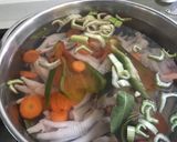 Foto del paso 5 de la receta: Caldo de patitas de pollo