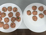 Albóndigas caseras con salsa y patatas de guarnición