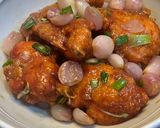 Foto langkah ke 4 dari resep Sayap Ayam Goreng dengan Oseng Bawang.