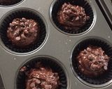 Foto langkah ke 5 dari resep 25. Classic Choco Muffin.