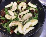 Une image de l'étape 10 de Saucisses fumées aux poivrons verts, tomates séchées et courgette.