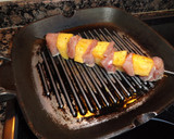 Foto del paso 5 de la receta: Brochetas de solomillo de cerdo y persimon