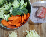 Foto langkah ke 1 dari resep Capcay Salmon (MPASI 10 bulan).