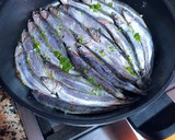 Foto del paso 4 de la receta: Boquerones a la plancha con majado Urrutia y brotes de cebolleta