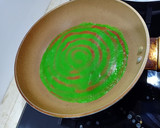 Foto langkah ke 4 dari resep Dadar Gulung Aneka Motif.
