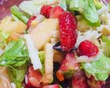 Foto del paso 3 de la receta: Ensalada de frutas con aceitunas y queso de almendras 🥙