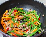 Foto langkah ke 3 dari resep Tumis Wortel Buncis Daging Giling.