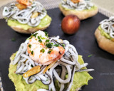 Foto del paso 6 de la receta: Canapé de gulas con aguacate y gamba roja
