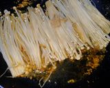 Gambar langkah 2 resipi Enoki Butter.