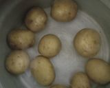 A picture of step 1 of Dum Aloo.