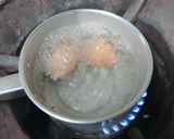 รูปขั้นตอนการทำที่ 2 ของ ข้าวผัดเขียวหวานโบโลน่าหมูพริกสด