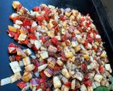 Une image de l'étape 14 de Aubergine et poivron aux tomates confites, coriandre et épices.