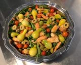 Une image de l'étape 6 de Salade de roquette aux crevettes, tomates, olives et ail.