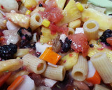 Foto del paso 3 de la receta: Ensalada de pasta veraniega con piña, melón, tomate, tronquitos, pavo y moras
