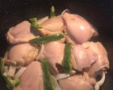 Foto del paso 2 de la receta: Muslos de pollo guisados con papas y ejotes