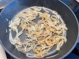 Filetes de seitán en salsa de cebolla y bebida de Almendras