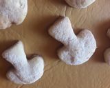 Foto del paso 3 de la receta: Galletitas para la merienda con lluvia de azúcar impalpable ❤