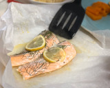 Foto del paso 2 de la receta: Salmón en papillote hecha en la sartén