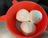 Une image de l'étape 6 de Salade de tomates bicolores à l’oignon rouge et mozzarella.
