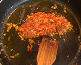 Foto del paso 4 de la receta: Chanterelles, espárragos verdes y butifarras guisadas a la catalana
