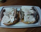 Foto del paso 1 de la receta Tostas de pan, con queso fresco, caballa y petalos de flores
