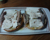 Foto del paso 1 de la receta: Tostas de pan, con queso fresco, caballa y petalos de flores